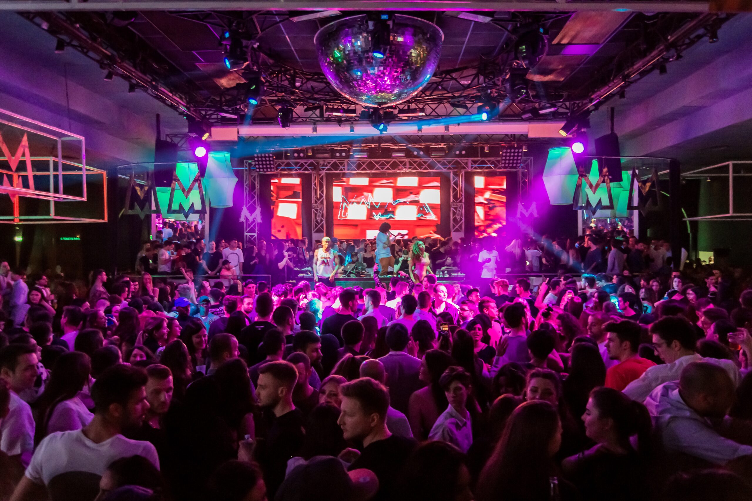 Bares e discotecas