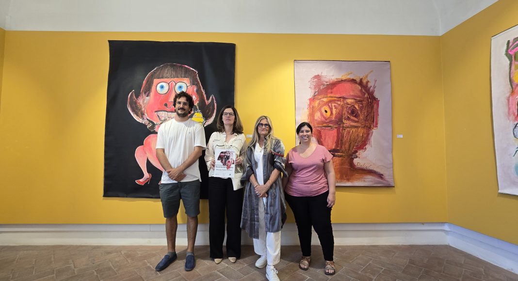 Rostos, cores e inquietações: A exposição de Dália Cordeiro na Biblioteca Pública de Évora