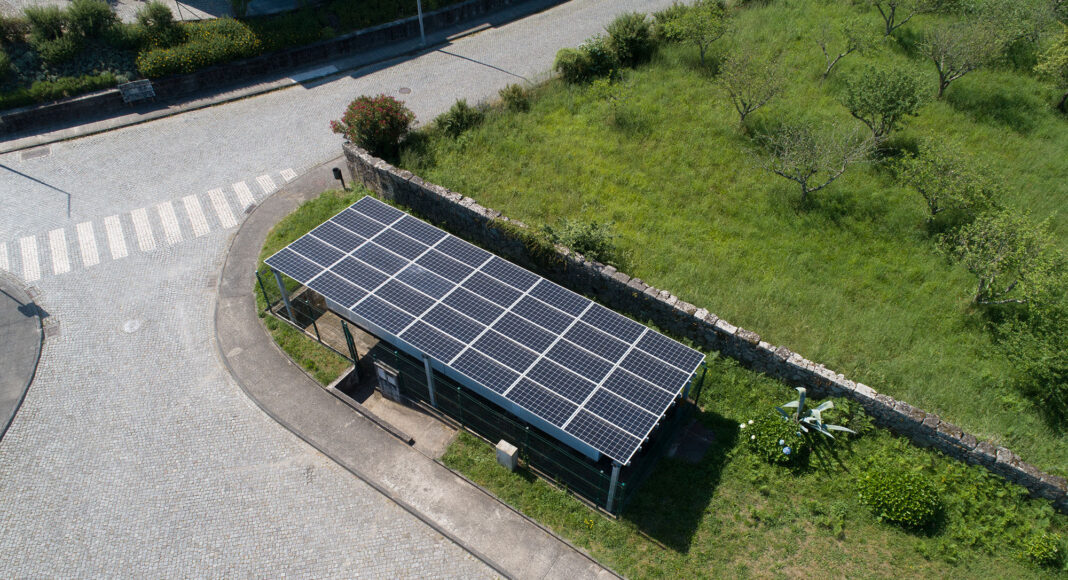 Projeto de energia solar da dstelecom abrange 70 municípios e reduz emissões de CO₂