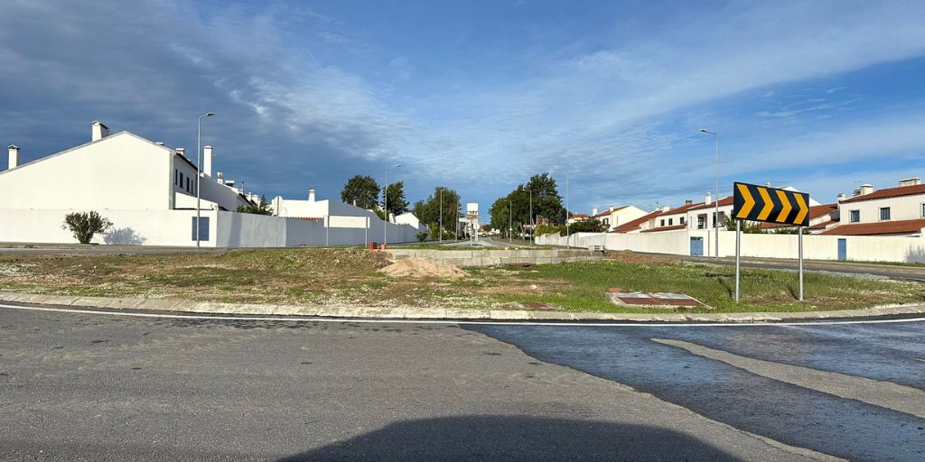 Município de Viana do Alentejo retira debulhadora de rotunda de Aguiar para concluir obra