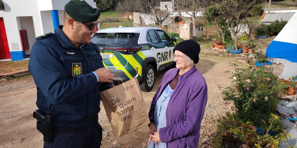 GNR de Estremoz entregou 17 cabazes de higiene a idosos em situação de vulnerabilidade