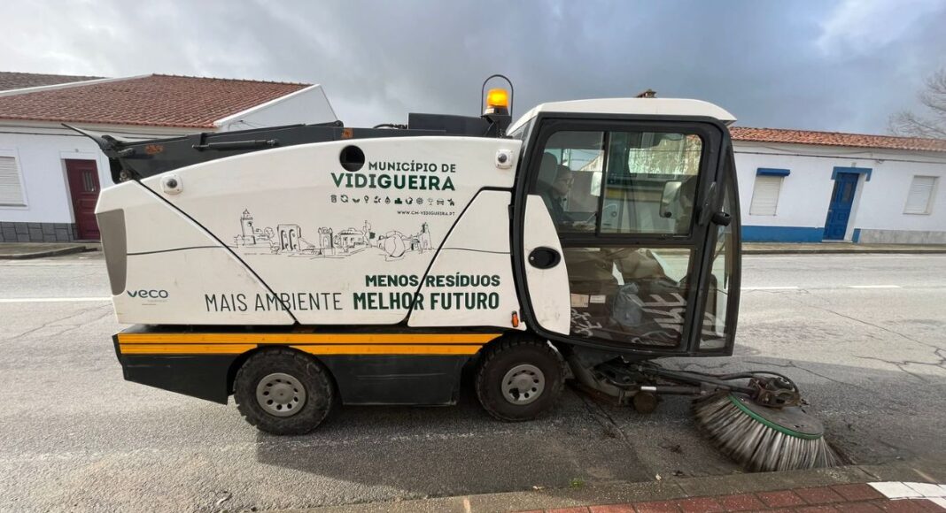 Município de Vidigueira reforça limpeza urbana com nova viatura e varredora compacta