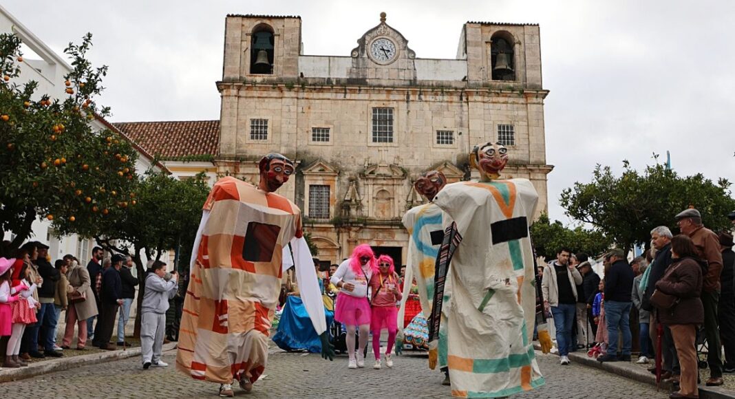 Vila Viçosa: Corso carnavalesco reúne centenas de foliões