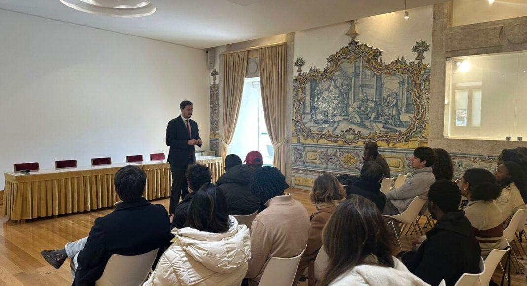 Estudantes da Universidade de Évora visitam Assembleia da República e reúnem com deputado Alexandre Poço