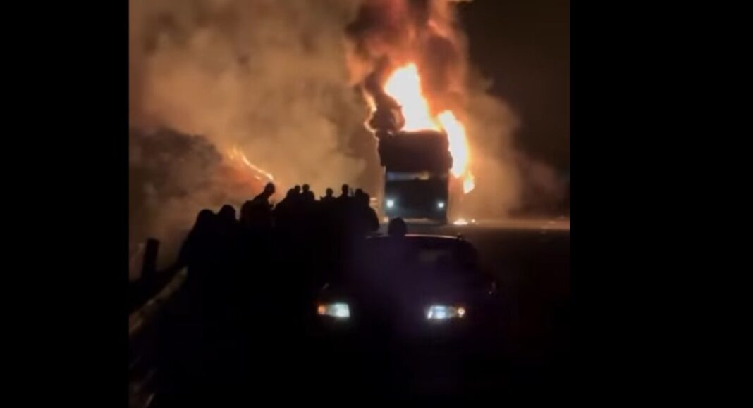 Autocarro consumido pelas chamas na A2: dezenas de passageiros retirados em segurança
