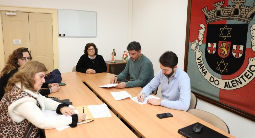 Viana do Alentejo assina acordo coletivo que prevê mais 3 dias de férias