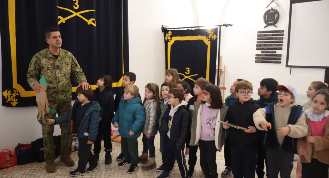 Crianças apresentam livro a militares em Estremoz e vivem experiência no Regimento de Cavalaria n.º 3