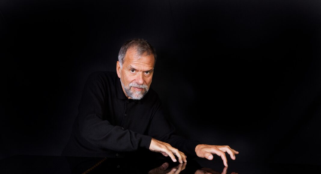 ianista espanhol Josep Colom e Judith Tahan sobem ao palco em Santiago do Cacém