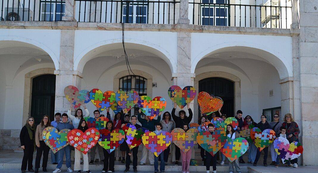 Exposição sobre autismo sai das escolas e chega ao comércio de Redondo