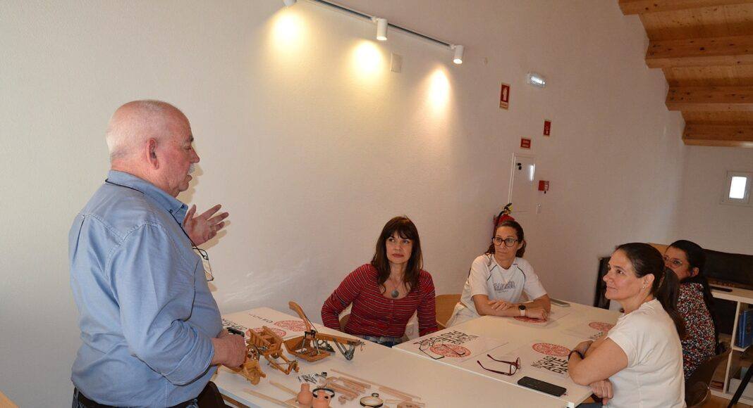 Redondo aposta na preservação das tradições com oficina de artesanato em madeira