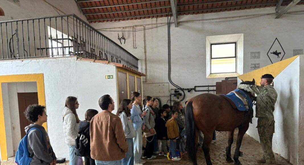 Estremoz: Crianças entram no Regimento de Cavalaria n.º 3 e vivem experiência no universo militar