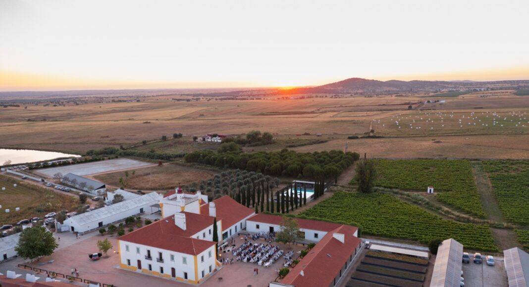 Há um mercado de vinhos num hotel do Alentejo com sunset numa torre de 700 anos