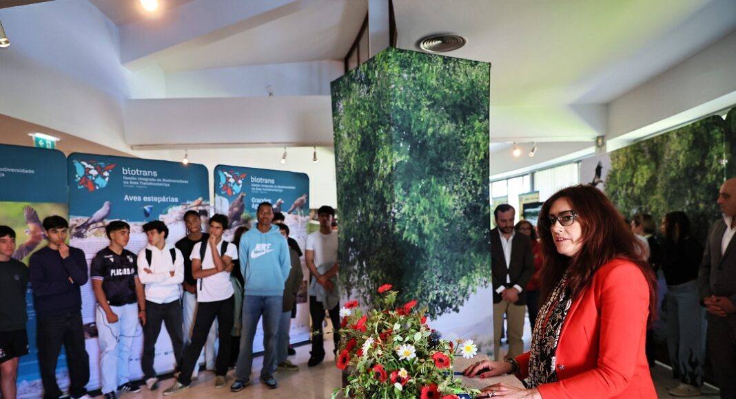 Vice-presidente da CCDR Alentejo destaca papel dos jovens e da comunidade na conservação da natureza durante inauguração de exposição em Évora.