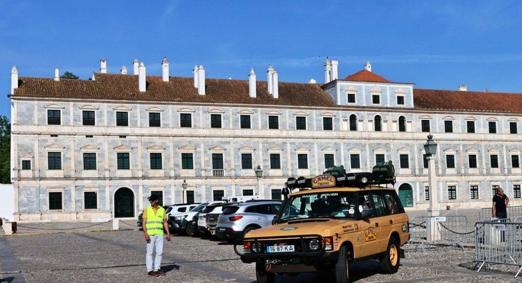 Land Rover Day reúne centenas de participantes em Vila Viçosa, promovendo o território e apoiando os bombeiros locais.