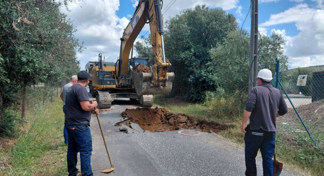 Câmara de Viana do Alentejo repara coletor de esgoto na Azinhaga da Barca