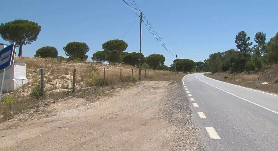 Duas crianças encontradas sozinhas junto à estrada entre Alcácer do Sal e Comporta