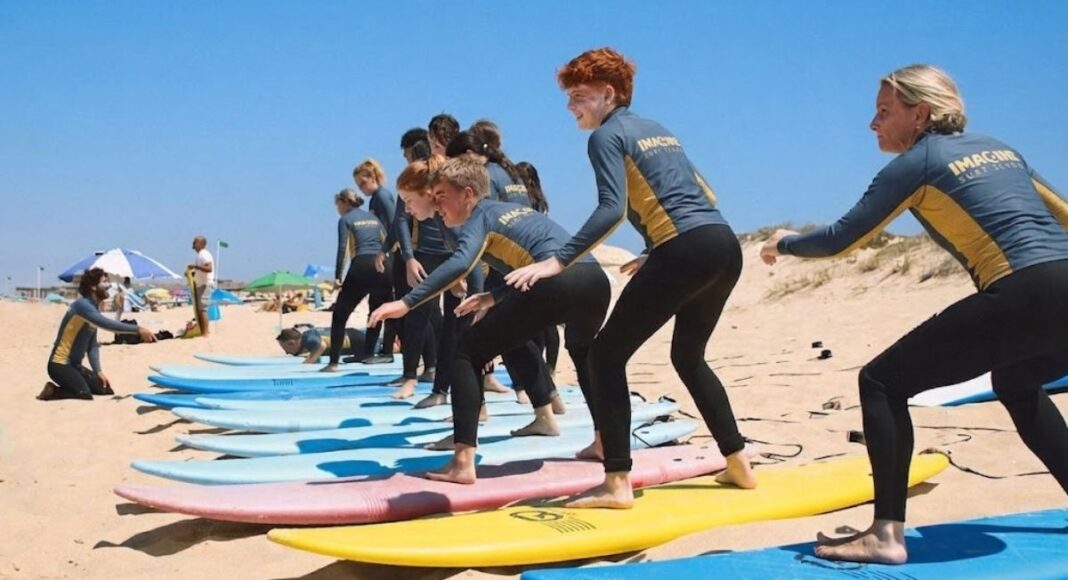 Surf solidário na Comporta apoia causa ligada à inclusão social