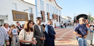 “O Tapete Está na Rua” regressa a Arraiolos com foco na preservação da arte secular (c/fotos) “O Tapete Está na Rua” regressa a Arraiolos com foco na preservação da arte secular (c/fotos)