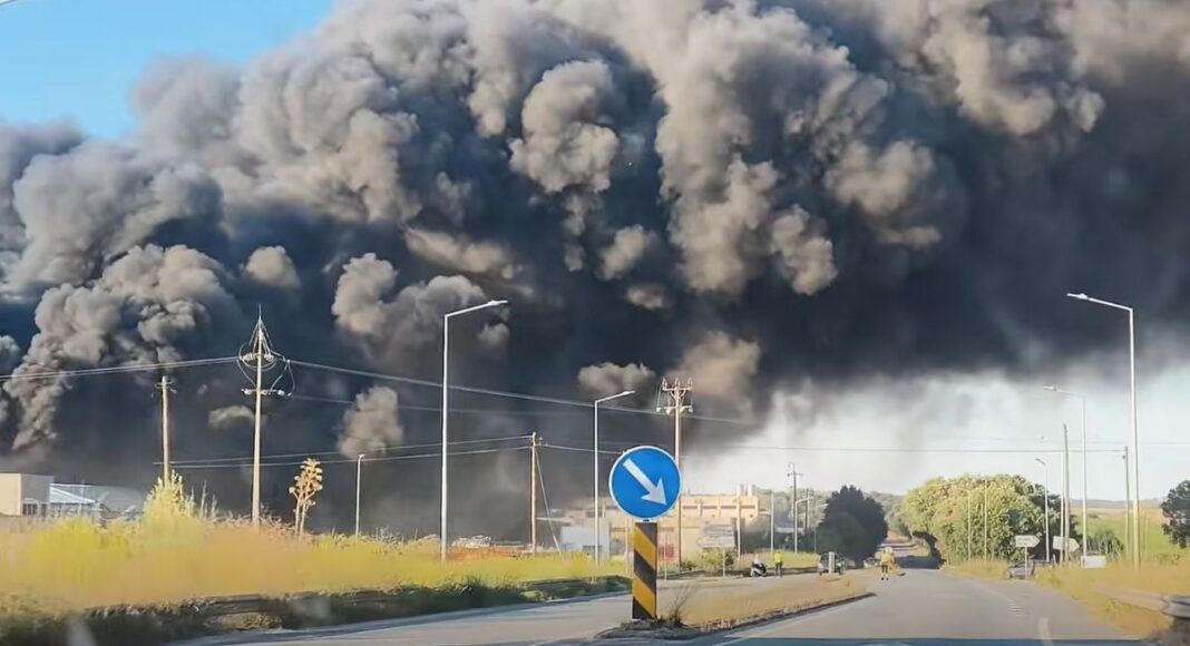 Incêndio em armazém de reciclagem em Montemor-o-Novo está ativo a ceder aos meios